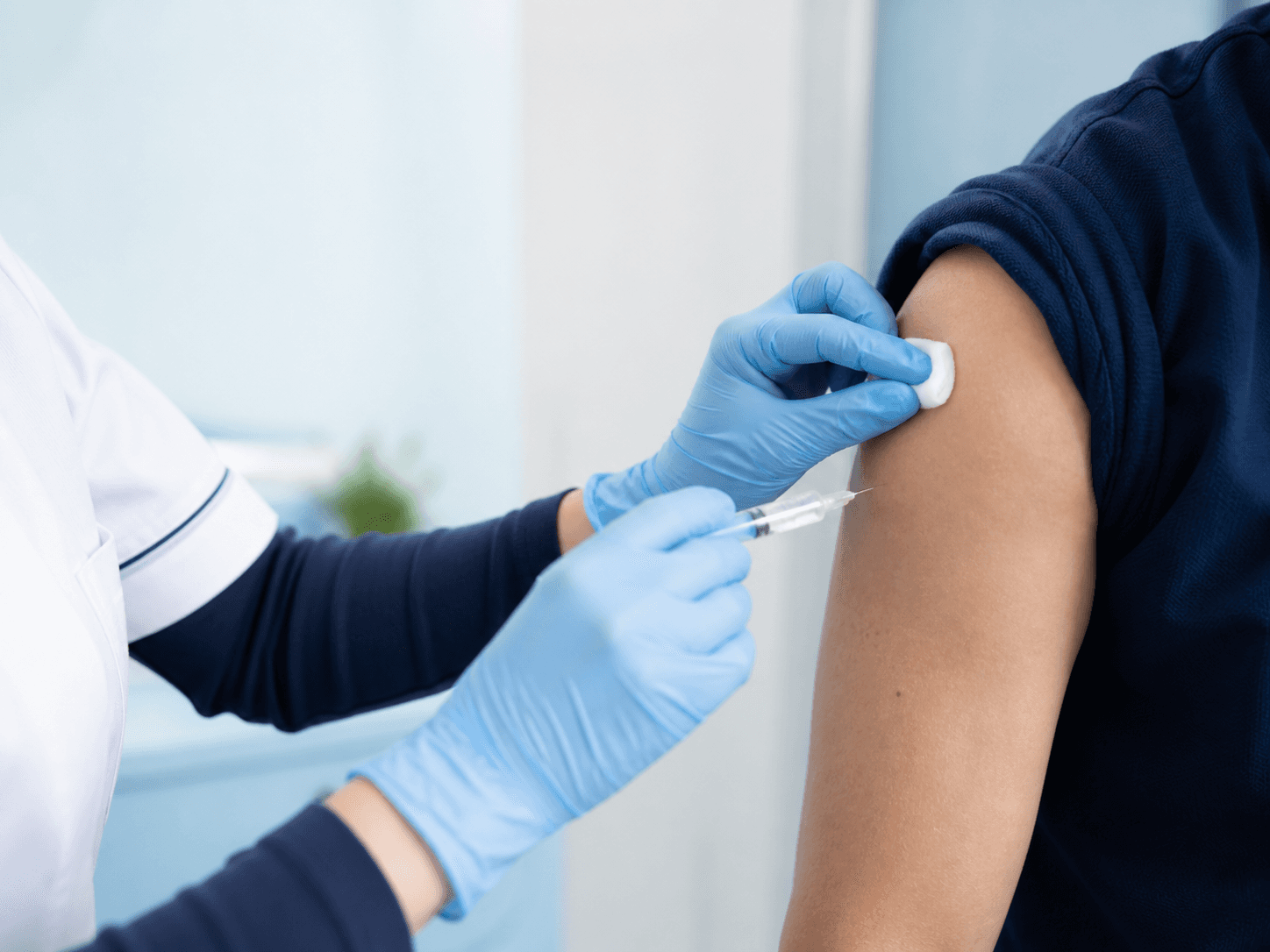 Profissional de saúde realizando aplicação de injeção com segurança